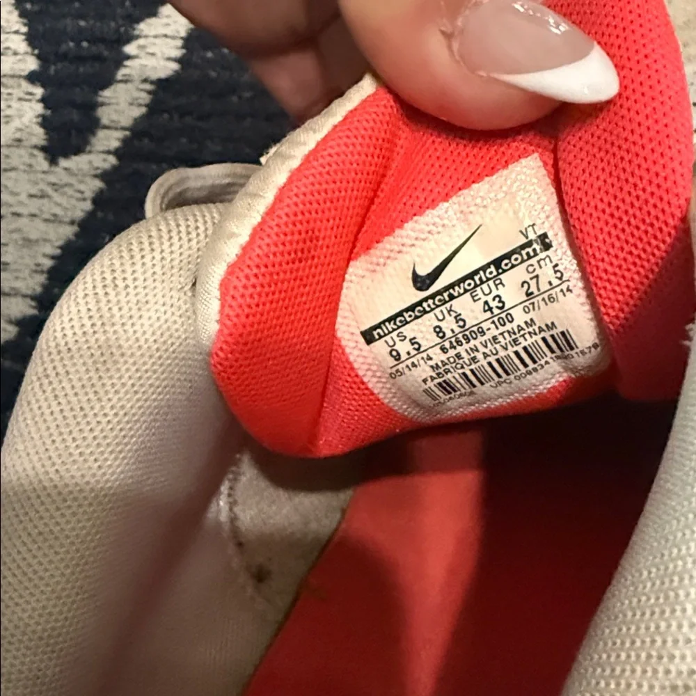 Nike Air Max Men's White and Red Athletic Shoes - Picture 8 of 12